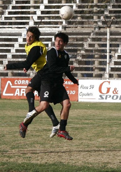 Alexis Luna es uno de los que tiene chances de estar entre los once albinegros. 