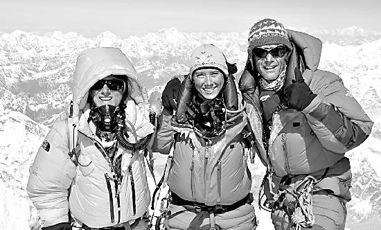 Mercedes Sahores y dos de sus compaeros celebrando en el cima del Everest 