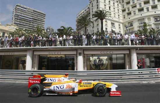 El espaol Fernando Alonso, con Renault, realiz el mejor tiempo en la tercera sesin de pruebas libres del Gran Premio de Mnaco. (Foto AP)