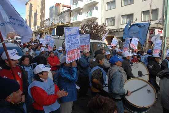 Los empleados del sector marcharon con sus pedidos por las calles de la ciudad lacustre. 