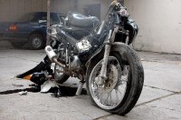La motocicleta sufri importantes daos en su estructura. 