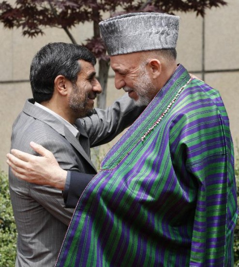 Ahmadinejad y Karzai se saludan. 