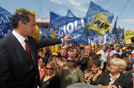 Scioli candidato, un invento electoralista de Kirchner para arrastrar votos en el distrito ms poblado del pas. 