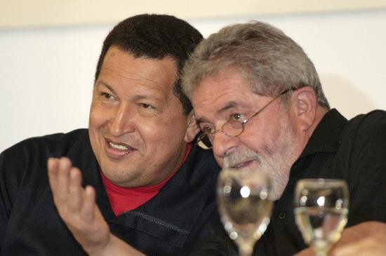 Los periodistas pudieron escuchar cmo Chvez le deca a Lula que nacionaliza firmas pero que las brasileas no sern afectadas. 