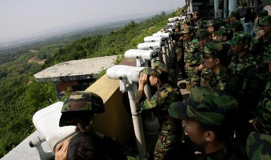 Del lado de Corea del Sur, los militares vigilan en la frontera con su par del Norte. 