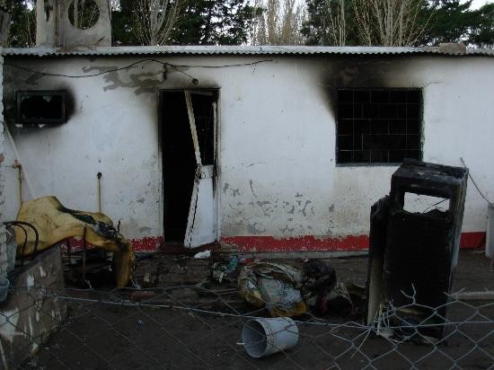 La vivienda, ubicada en el predio del Club Social Chos Malal, se incendi luego de la explosin. 