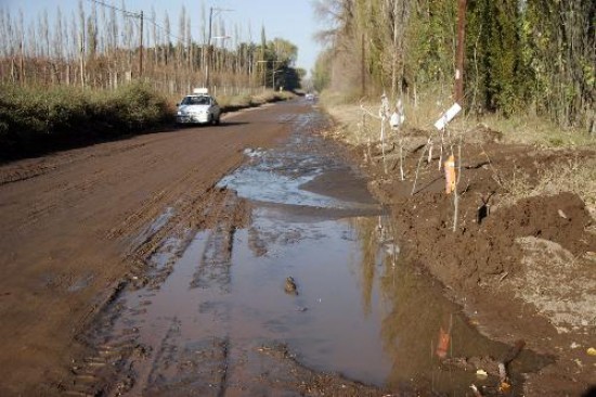 El derrame de lquidos cloacales volvi prcticamente intransitable el acceso a Labraa. 