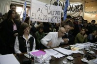 Los concejales sesionaron en una sala repleta de manifestantes que se oponan a la instalacin del hipermercado. 