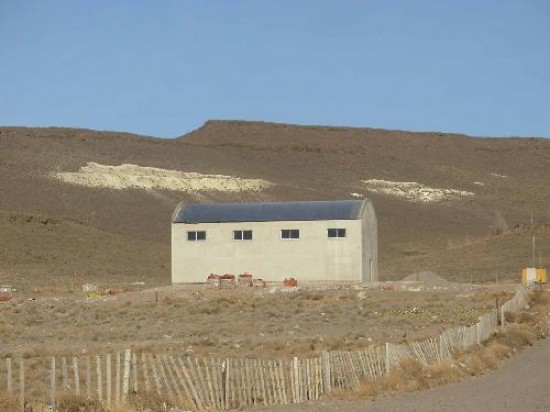 El nico terreno vendido est cercado y tiene construido un galpn. 