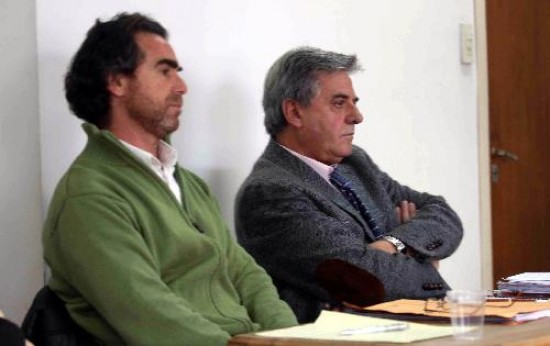 La fiscala pidi una condena condicional para el ex jefe de Mandamientos de Bariloche (izq.). A su lado, su abogado Rodrigo. 