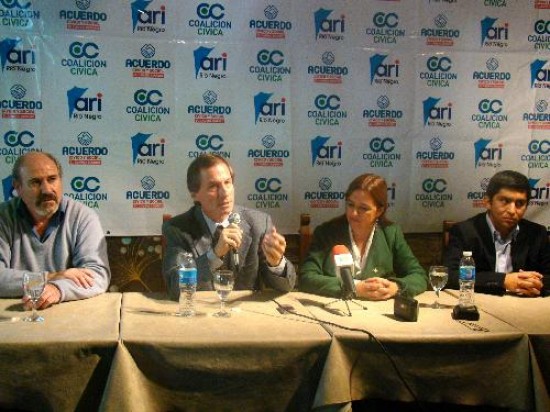 Gatti y Odarda, escoltados por Cepeda y Vzquez. Los cuatro candidatos del ARI insistieron ayer en la necesidad de debatir ideas. 