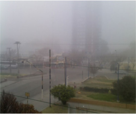 El centro de Roca se vio invadido por una espesa niebla esta maana.