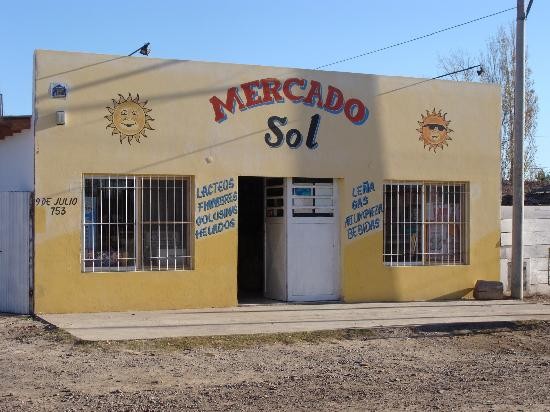 Los ladrones irrumpieron el mircoles en el mercado Sol, atacando a la encargada. 