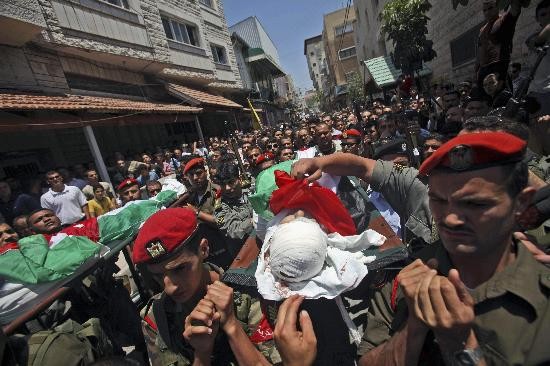La violencia sigue complicando la vida cotidiana en el territorio palestino, castigado adems por los ataques de Israel. 
