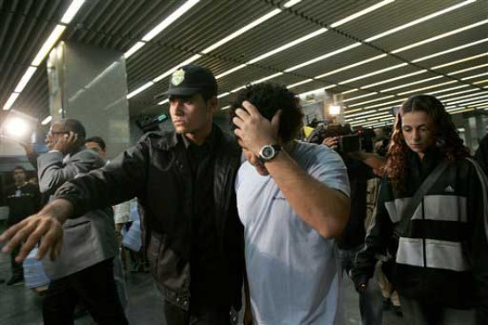 Preocupación de los familiares en el aeropuerto de Río de Janeiro. (FOTO AP)