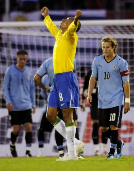 Gilberto Silva lo grita con el alma, mientras Diego Forlán es pura decepción. Cabezazo de Suazo para decretar el 2-0 definitivo en Asunción. 