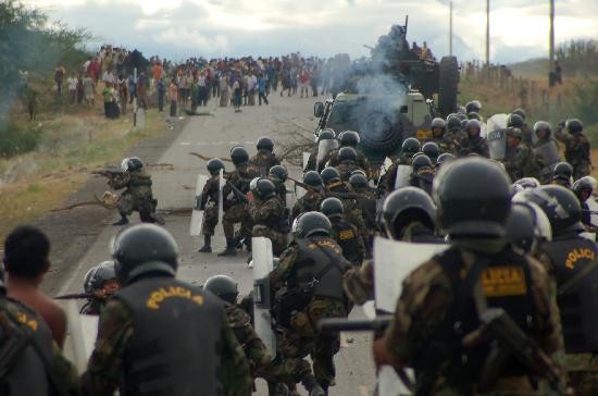 El gobierno peruano militarizó la zona de las protestas en el norte de Perú y decretó el toque de queda. 
