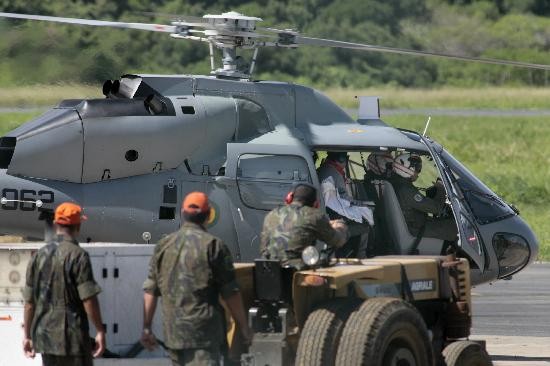 A la búsqueda se han sumado aviones, embarcaciones y helicópteros. La recuperación de restos se extendió en un área ubicada a unos 825 km del archipiélago de Fernando de Noronha. 