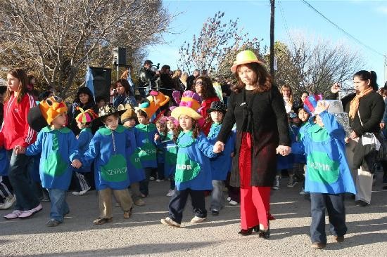  El sol entibi la tarde y los chiquitos de las escuelas participaron felices del desfile por el aniversario. 