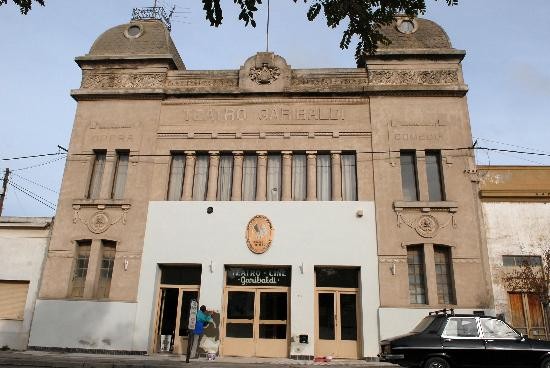 Ubicado en el casco histrico de la ciudad, el teatro fue reacondicionado con un nuevo sistema de sonido Dolby. 