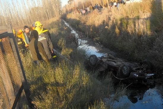 El auto qued con las cuatro ruedas hacia arriba, dentro del agua. 