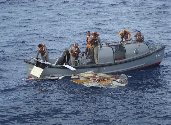 Los restos y los cuerpos fueron trasladados a una fragata y luego, en helicptero, a Fernando de Noronha. 