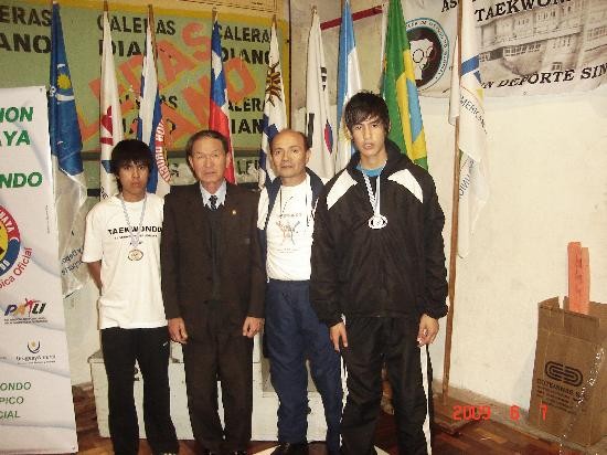 Leyes, DT neuquino, junto al maestro Byung Sup Lee. En los extremos, Monzn y Fuentes. 