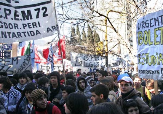 La protesta estudiantil complic el trnsito en la ciudad. (Foto: Agustn Martnez).
