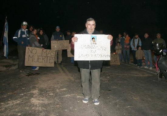 Ni el intendente ni el representante de Vialidad lograron convencer a vecinos de liberar la ruta. 