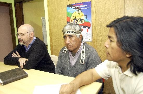 El abogado Juan Manuel Salgado, el lonco de la Confederacin, Elas Maripn, y el dirigente mapuche Jorge Nahuel. 