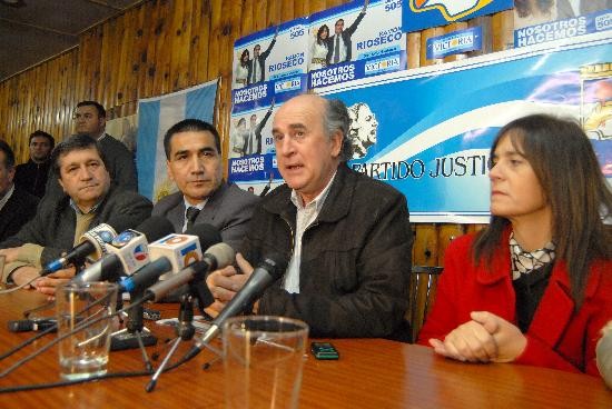 En la sede del PJ, Parrilli dio una conferencia de prensa acompaado de Rioseco, Gentile y Kogan. 