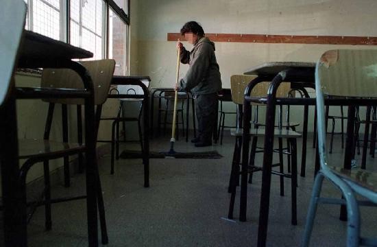 Como el paro fue de los docentes, los porteros no aceptan ir sin cobrar. 