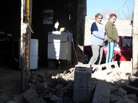 Raquel Inostroza y su hija bservan como se destruy parte de su humilde vivienda. 