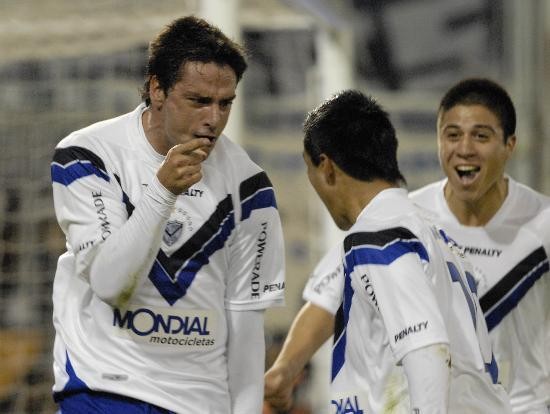 Hernn Rodrigo Lpez grita su gol junto con Maxi Moralez, quien anot el otro tanto velezano ante Newells. 