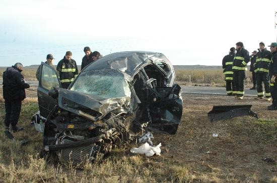 Impactante. Las peores huellas de un nuevo y lamentable accidente en la Ruta Nacional 22 quedaron reflejadas en el Chevrolet Meriva. 