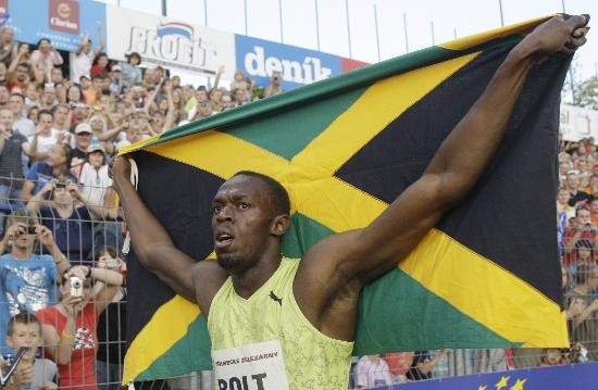 Bolt y el paseo triunfal con la bandera de Jamaica en la Repblica Checa 
