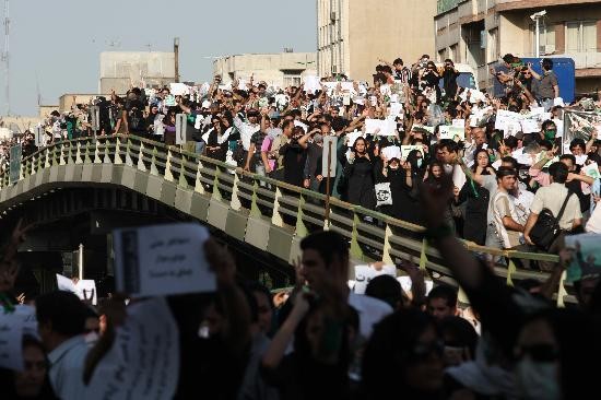 Los opositores iranes siguen copando las calles de la capital y la protesta se extiende a ciudades ms pequeas. 