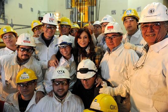 Cristina Kirchner asisti al cierre de tapa del reactor de Atucha II, obra paralizada desde 1994. 