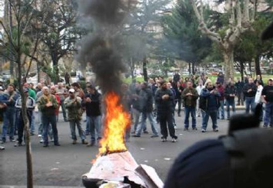 Los incidentes dejaron a tres policas con heridas que obligaron a su internacin. 