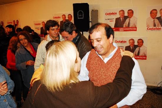 El candidato fue de un lado a otro en Viedma. 