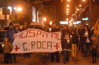 Anoche hubo una nueva marcha de antorchas para reclamar soluciones ante las graves deficiencias del "Lpez Lima". 