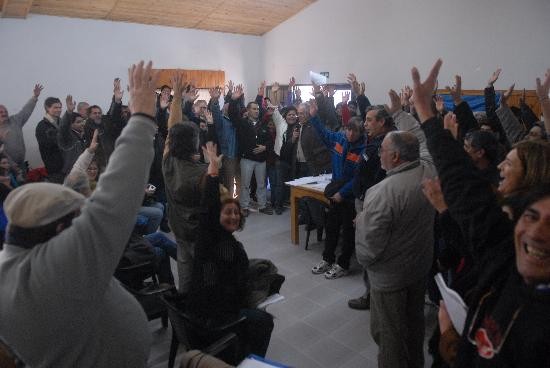 Pobladores de parajes rionegrinos se reunieron ayer en Cerro Polica. 