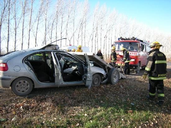 Por el estado en que qued el Renault cuesta creer que sus cuatro ocupantes slo hayan sufrido lesiones de menor consideracin. 