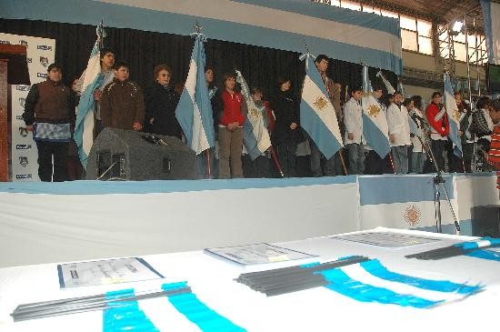 En el centro de Roca los alumnos de diversas escuelas realizaron su promesa al smbolo patrio. 