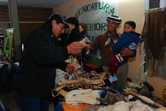 Visitantes y lugareos admiran el trabajo de los artesanos en la fiesta que ao a ao homenajea a las tejedoras de matras. 