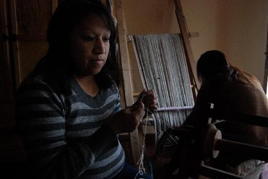 Beatriz y Marta son nietas de una tejedora y ahora comparten el arte con sus hijas. 