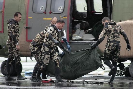 Ya se identific a algunos de los 50 cadveres recuperados del vuelo. 