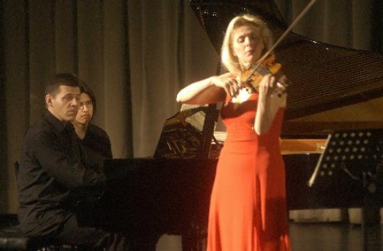 La violinista rumana Clara Cernat y el pianista francés Thierry Huiller demostraron su excelencia. 