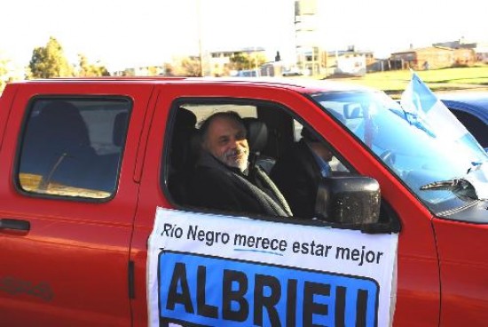 El candidato encabez ayer una caravana por los barrios de la capital provincial. 