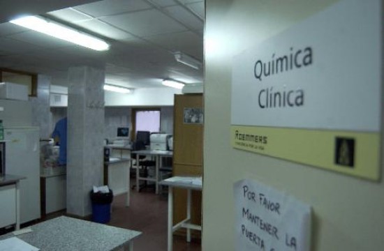 El laboratorio del hospital Castro Rendn procesa unas 100.000 muestras por ao. 